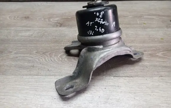 Volvo XC70 Engine mount bracket 30636633
