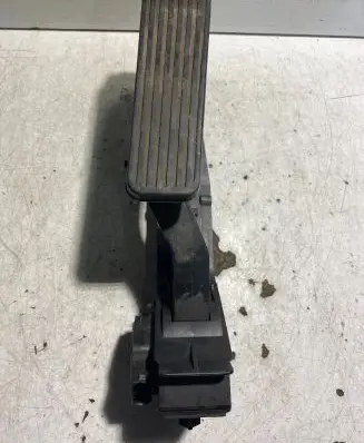 Mercedes-Benz E W211 Accelerator throttle pedal A2113000504