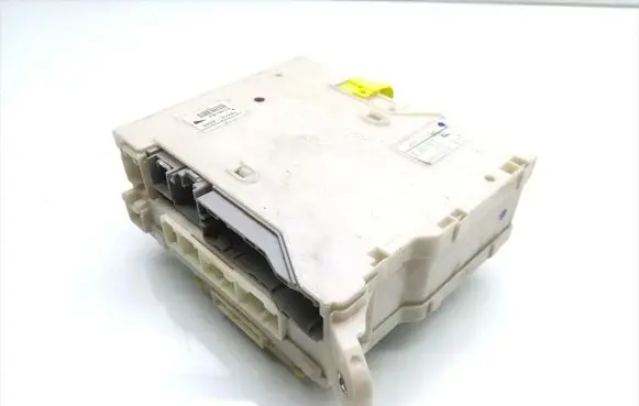 Lexus GS 300 350 430 450H Fuse module 82730-30B61 7E28-1498