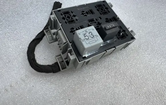 Volkswagen Touareg I Relay mounting block 7L0937503A