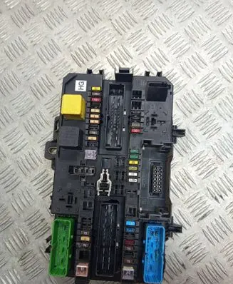Opel Zafira B Fuse module 13206759