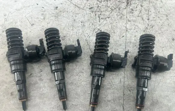 Volkswagen Caddy Fuel injectors set 0414720215