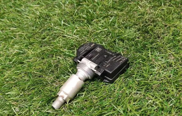 Hyundai Santa Fe Tire pressure sensor 529333N000 529332M550