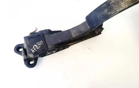 Mercedes-Benz ML W164 Accelerator throttle pedal a1643000104 zgs007