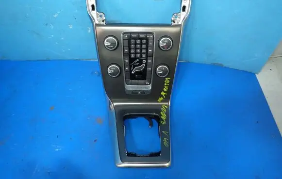 Volvo V40 Radio/GPS head unit trim 