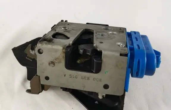 Audi A4 S4 B5 8D Rear door lock 8D0839015A