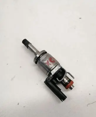 Volvo XC90 Fuel injector 31336653