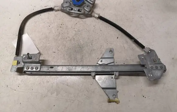 Rear door manual window regulator