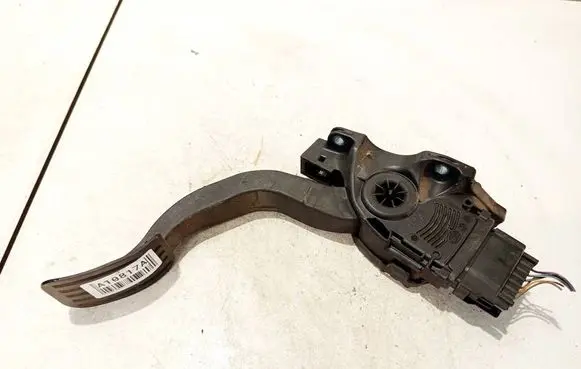 Accelerator throttle pedal