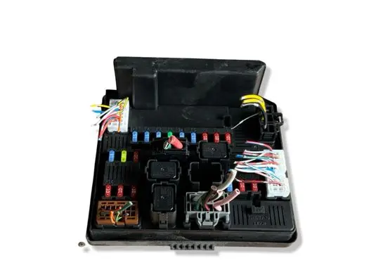 Nissan Qashqai Fuse module 519228324 284B7JD00B