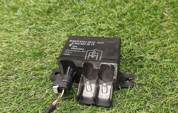 Mercedes-Benz C W204 Hazard warning light relay A0035422619