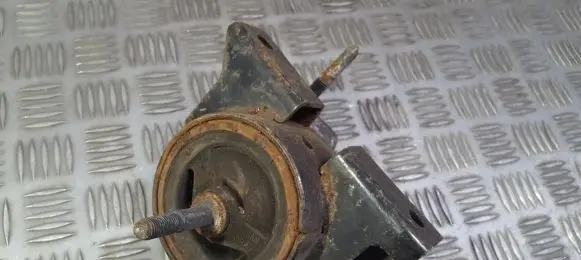 Nissan Almera N16 Engine mount bracket