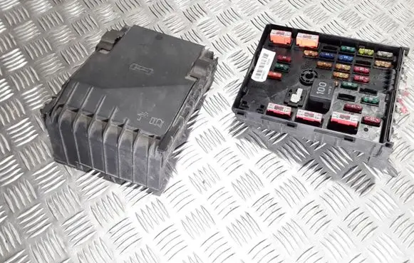 Volkswagen PASSAT B6 Fuse module 3C0937125