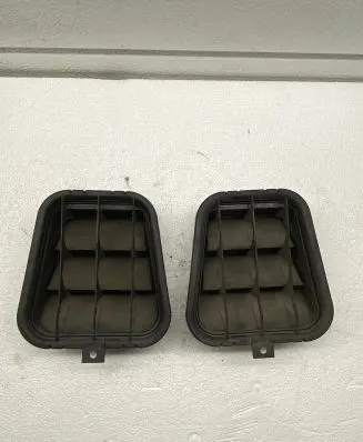 Quarter panel pressure vent