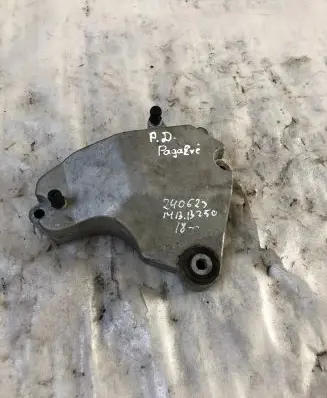 Mercedes-Benz B W246 W242 Engine mounting bracket A2702230002