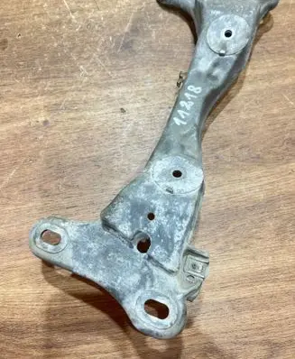 BMW 1 E81 E87 Gearbox mounting bracket 6771064