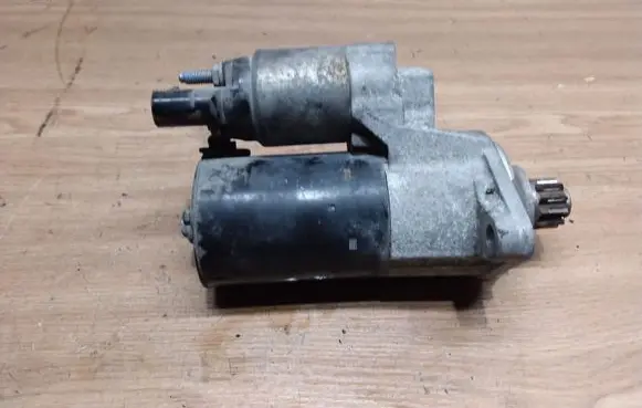 Volkswagen Golf V Starter motor 02E911023
