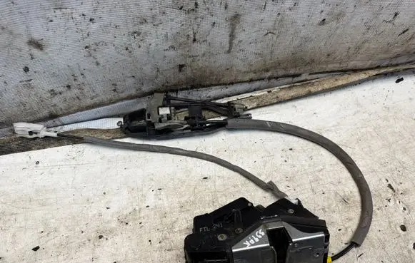 BMW 3 E46 Front door lock