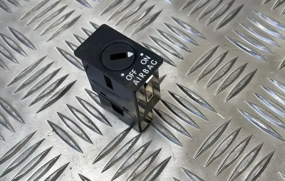 Passenger airbag on/off switch