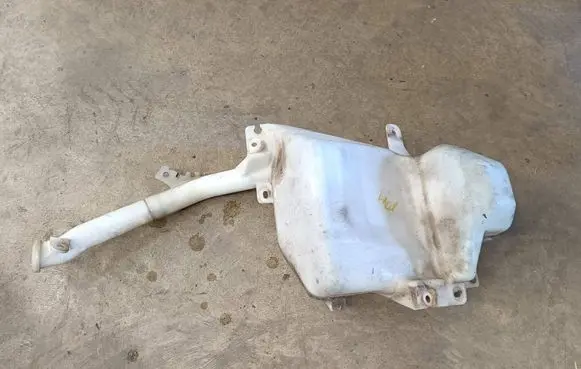 Mitsubishi L200 Windshield washer fluid reservoir/tank