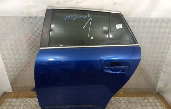 Toyota Avensis T270 Rear door