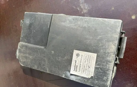 Volkswagen PASSAT B6 Battery box tray cover/lid 1K0915443