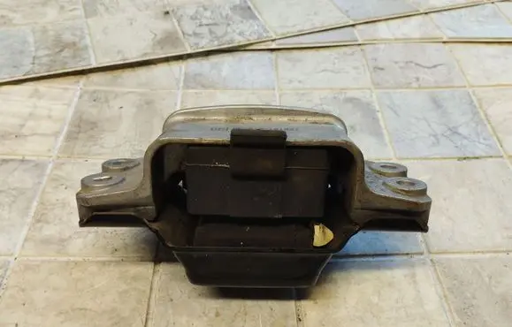 Volkswagen PASSAT B6 Engine mount bracket 3C0199555