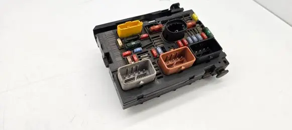 Peugeot 308 Fuse module 9664706280