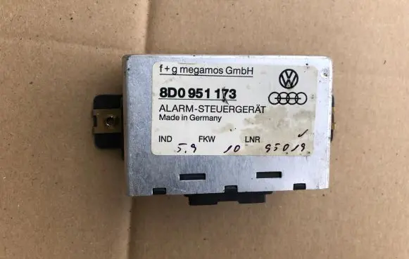 Audi A4 S4 B5 8D Alarm control unit/module 8D0951173