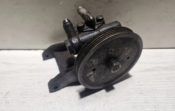 Nissan Bluebird Power steering pump 49110D4005