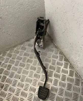 Toyota Avensis T250 Clutch pedal 