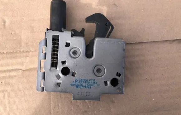 Volkswagen Tiguan Engine bonnet/hood lock/catch 3J0823509A