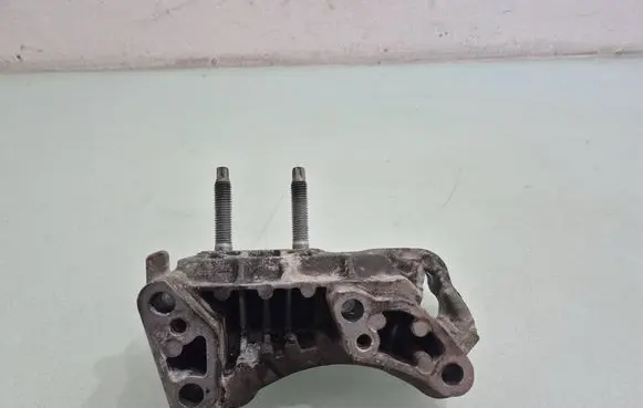 Volvo V40 Engine mounting bracket S326C29