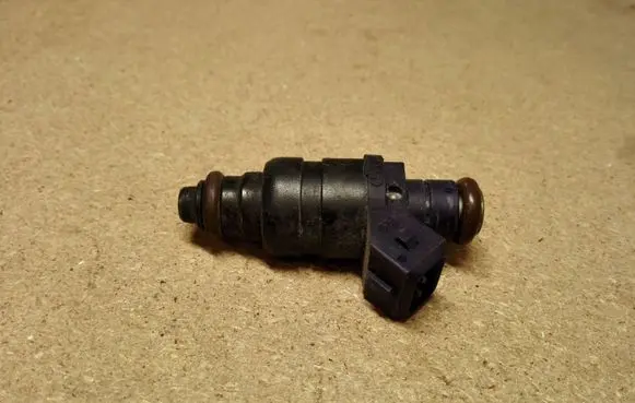 Audi A6 S6 C5 4B Fuel injector 078133551L