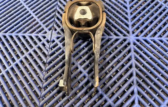 Toyota C-HR I Engine mount bracket