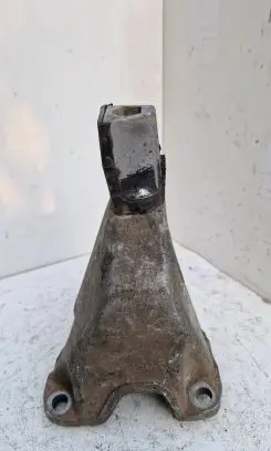 Volkswagen PASSAT B5.5 Engine mounting bracket 8d0399113ab
