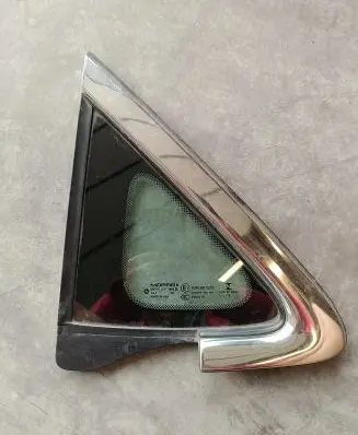 Chrysler Pacifica Front triangle window/glass 68227746AE