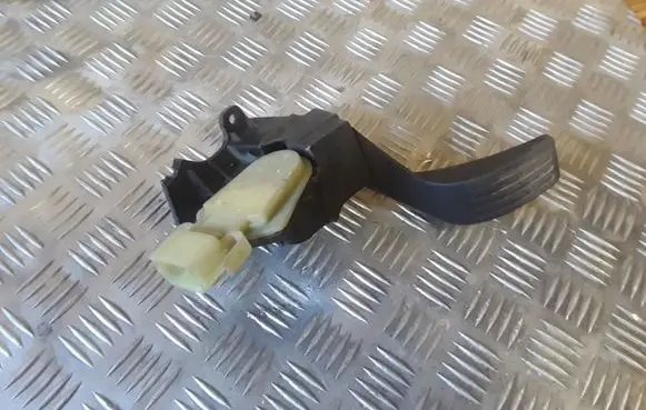 Ford Focus Accelerator throttle pedal 2M519F836AD