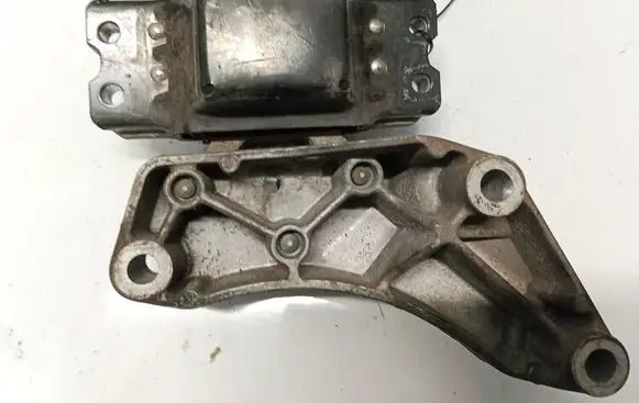 Volkswagen PASSAT B7 Engine mount bracket 3C0199555 1K0199117