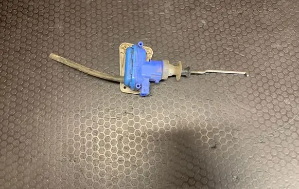 Audi 80 90 S2 B4 Central locking vacuum pump 893862123