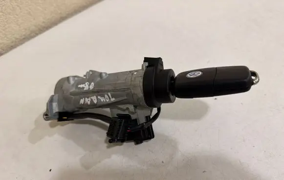 Volkswagen Touran I Ignition lock 1K0905851B