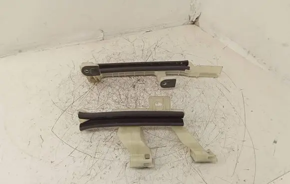 Opel Grandland X Front door coupe window/glass frame 9821863680