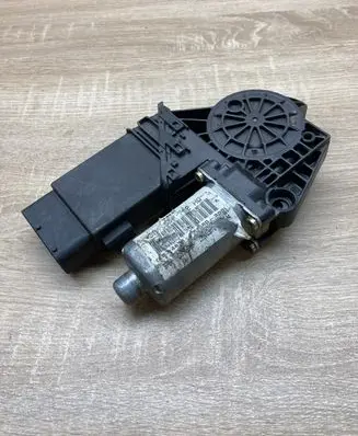 Volkswagen PASSAT B5 Front door window regulator motor 0130821694 105415301