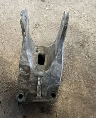 Peugeot 607 Engine mounting bracket