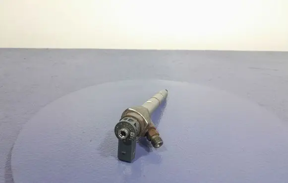 Skoda Octavia 985 Fuel injector 04L130277AE