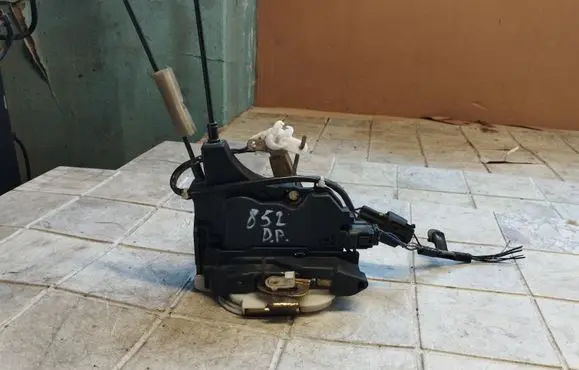 Mitsubishi Grandis Front door lock