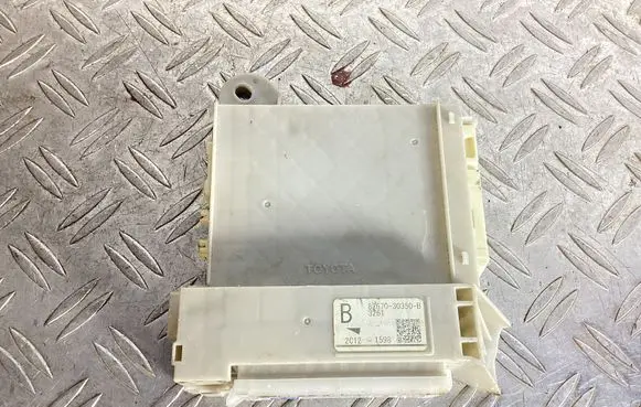 Lexus GS 250 350 300H 450H Fuse module 8267030350B 2C121598