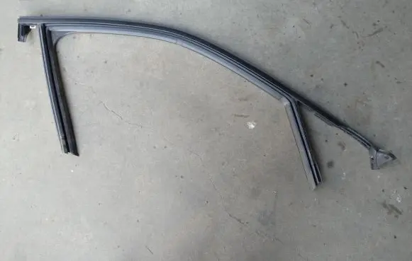 Citroen DS3 Rubber seal front door window/glass 9820824580
