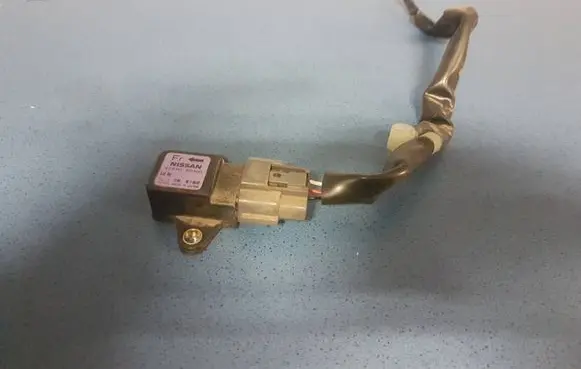 Nissan X-Trail T30 ESP acceleration yaw rate sensor 479308H300