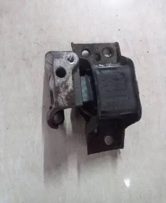 Nissan Note (E11) Engine mount bracket